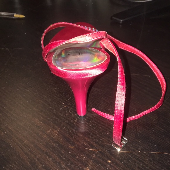 Red heels - Picture 2 of 3